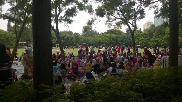 Indonesian ladies celebrating in Victoria Park