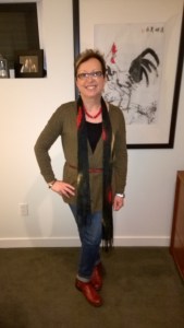 Red accents never go wrong with belt, necklace, scarf adding intereszt